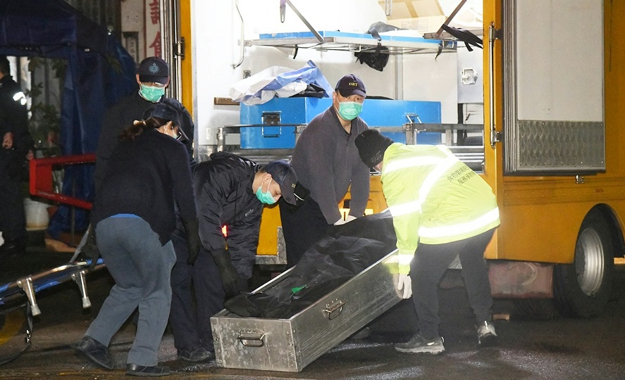 父子伏尸村屋 孙坠楼身亡 一家三代惨灭门