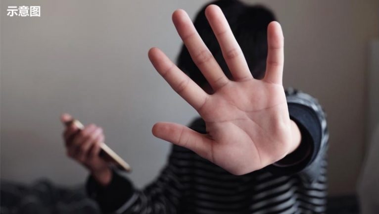 男生也要保护好自己! 女子拍男同事臀部下场惨了