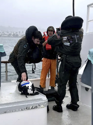 看世界/美国海军战机加州沿岸坠毁 2飞行员弹跳逃生获救