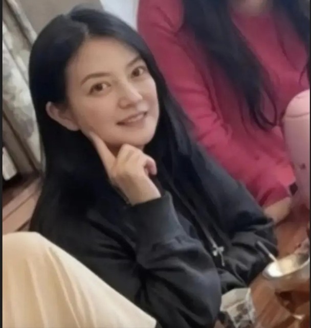 素颜现身新春聚餐 赵薇与友人谈生意合作