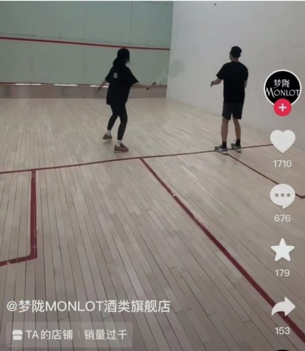 素颜现身新春聚餐 赵薇与友人谈生意合作