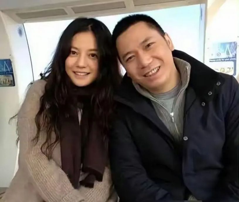 素颜现身新春聚餐 赵薇与友人谈生意合作