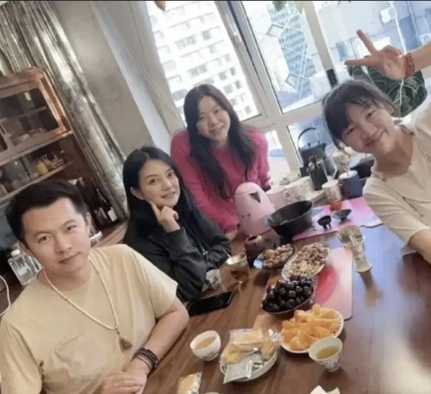 素颜现身新春聚餐 赵薇与友人谈生意合作