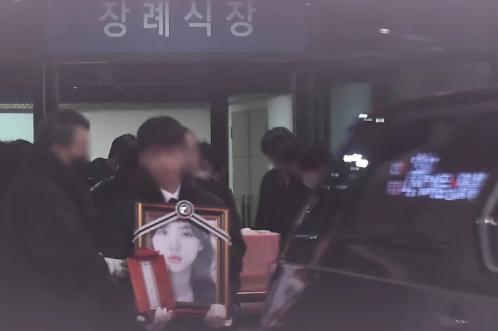 至亲好友送最后一程 金赛纶今低调出殡