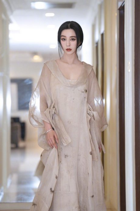 衣服字眼图片踩雷 范丞丞挨批没文化