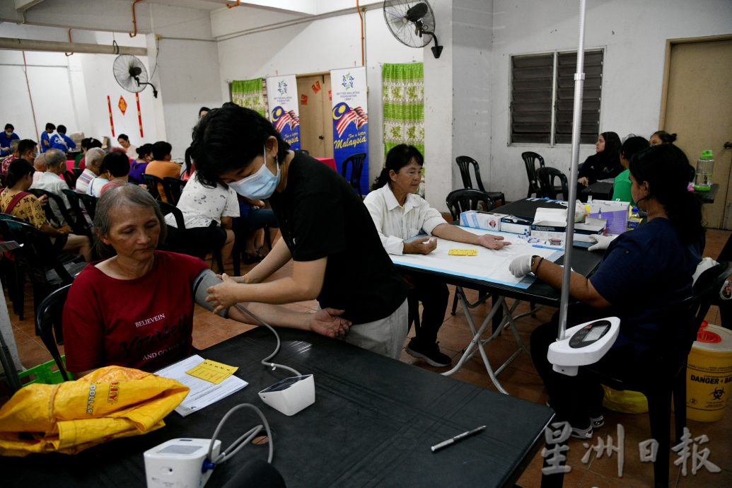 陈志远拜访人民组屋派物资庆新春 呼吁帮助低收入群体