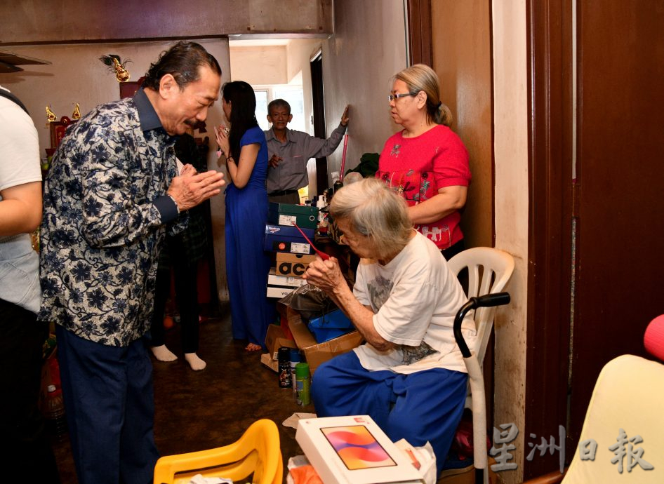 陈志远拜访人民组屋派物资庆新春 呼吁帮助低收入群体