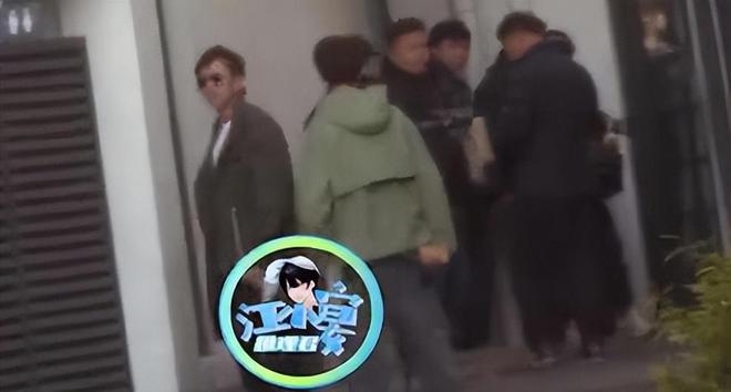 鹿晗深夜醉酒情绪失控 邓超揽肩安慰“失恋”?