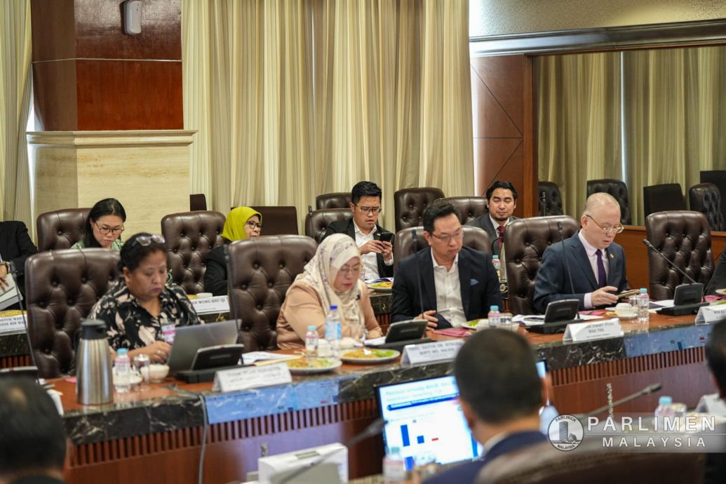 朝野国会议员出席汇报会.Khazanah和EPF汇报机场控股交易