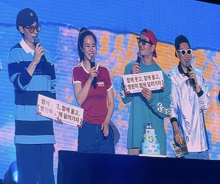 RM见大马粉丝遇屋顶漏水 刘在石亲擦地无架子
