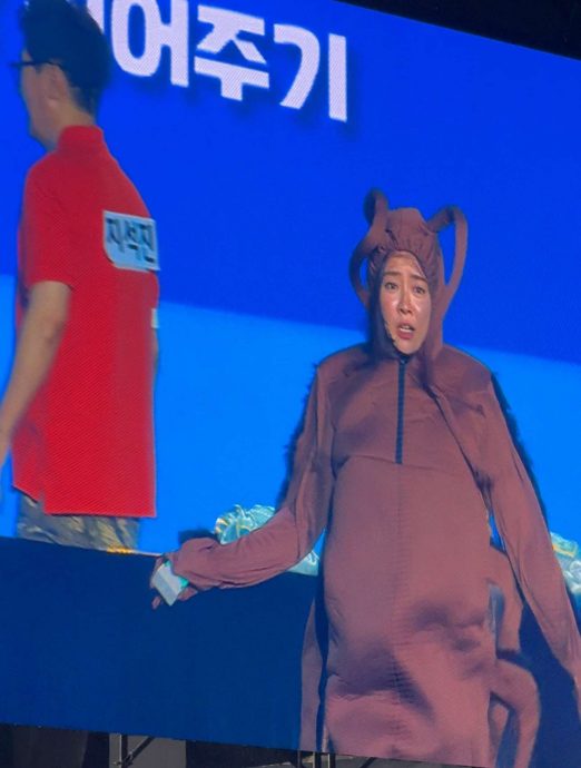 RM见大马粉丝遇屋顶漏水 刘在石亲擦地无架子