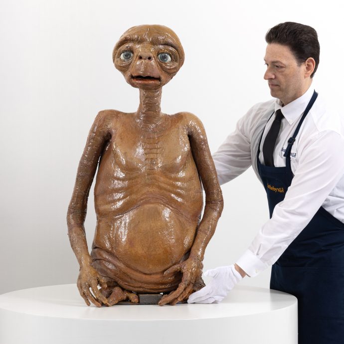 《E.T. 外星人》经典道具亮相拍卖会 预计成交价可达394万