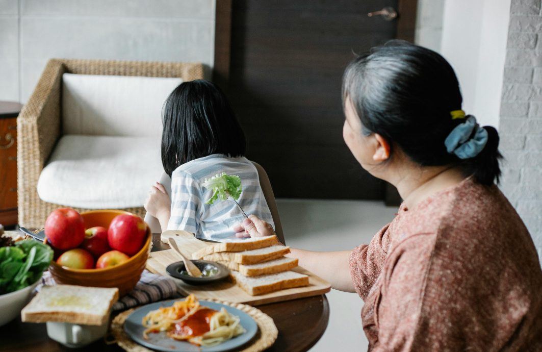 不吃菜的孩子看过来!5岁童频闹腹痛 原来便便塞满肚
