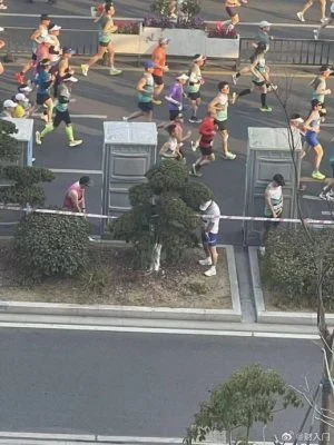 中国马拉松离谱一幕!参赛者一排随地尿学校校牌 素质超低下