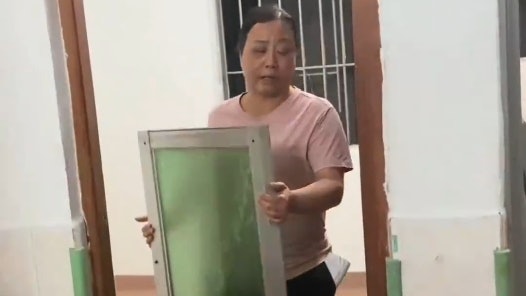 二房东刁难退租租客 “拆窗验灰”要求全屋一尘不染