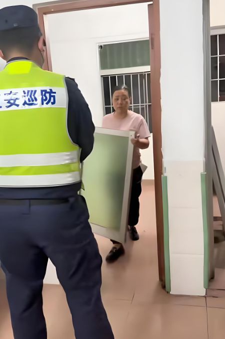 二房东刁难退租租客 “拆窗验灰”要求全屋一尘不染