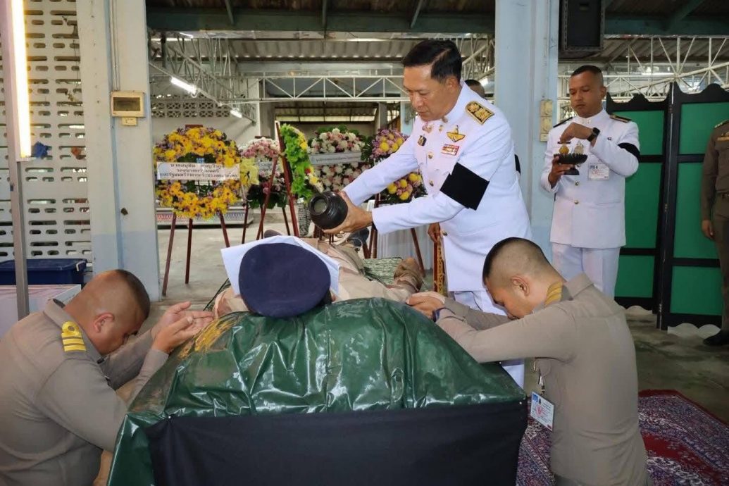 全国:前晚在泰南哥乐爆炸及枪击案中不幸丧生的其中1名志愿警察,获得泰国皇家礼仪待遇的丧礼安排。