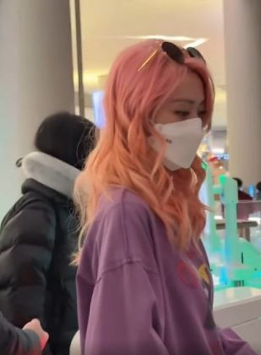双眼红肿现身北京机场 网忧薛凯琪抑郁症复发