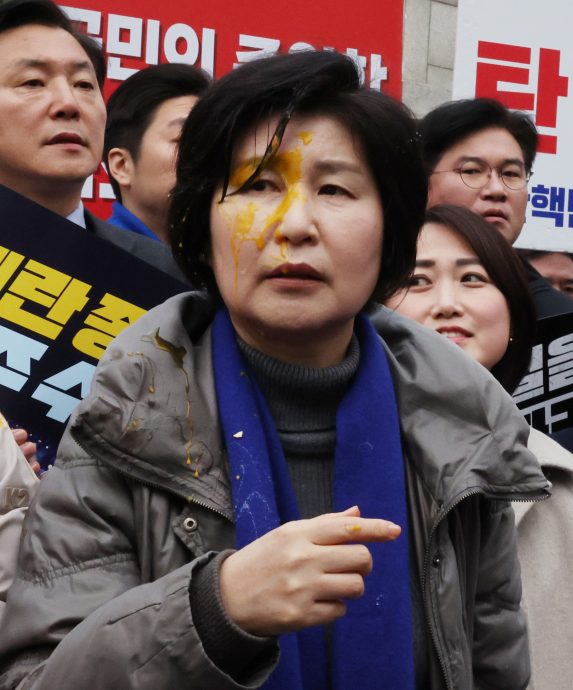 吁尹锡悦弹劾案速宣判 韩在野议员被怒砸蛋、香蕉