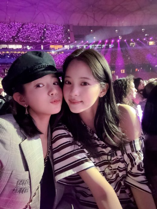 合体欧阳娜娜看演唱会 陈妍希嘟嘴浅笑心情大好