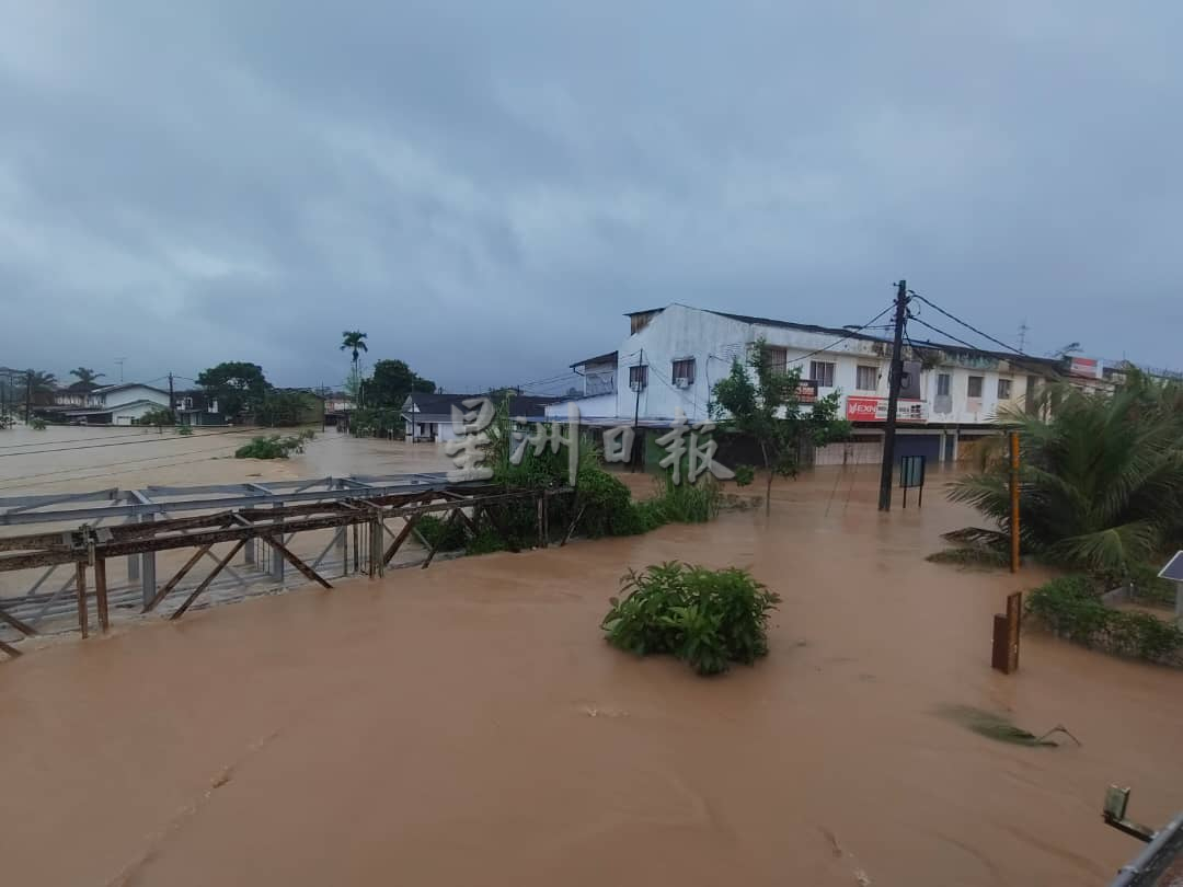 国:新闻:柔佛州强降雨 灾黎人数至今午2时攀升至1691人