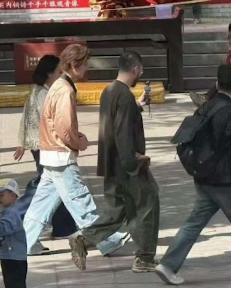 圈内制作人爆没分手 鹿晗关晓彤巧合现身寺庙