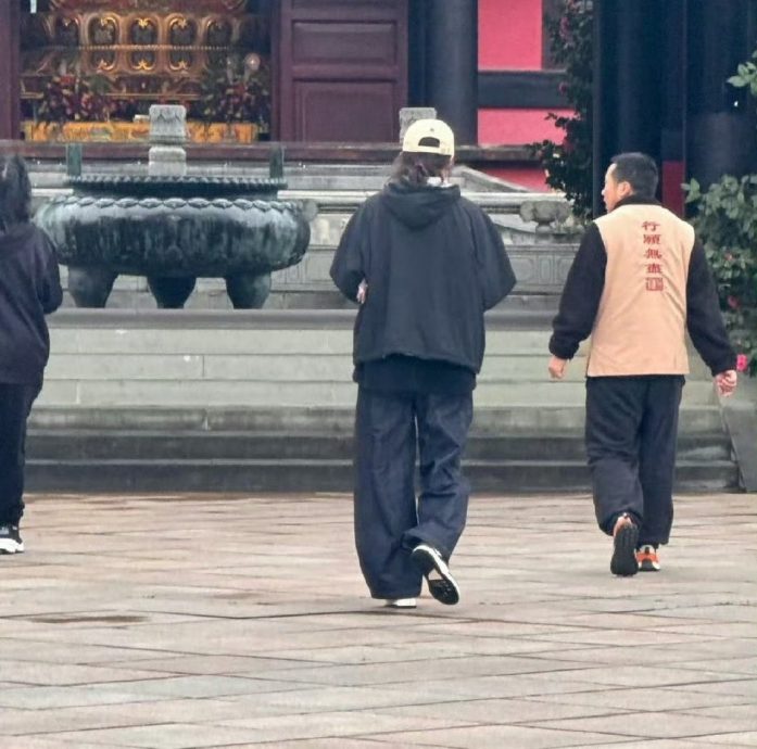 圈内制作人爆没分手 鹿晗关晓彤巧合现身寺庙