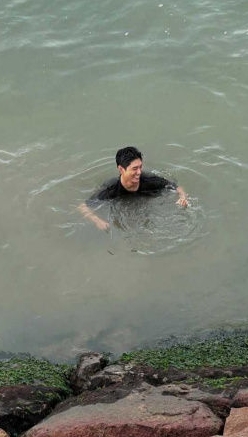坚持亲自跳海泡3小时 IU赞朴宝剑善良怕被夸