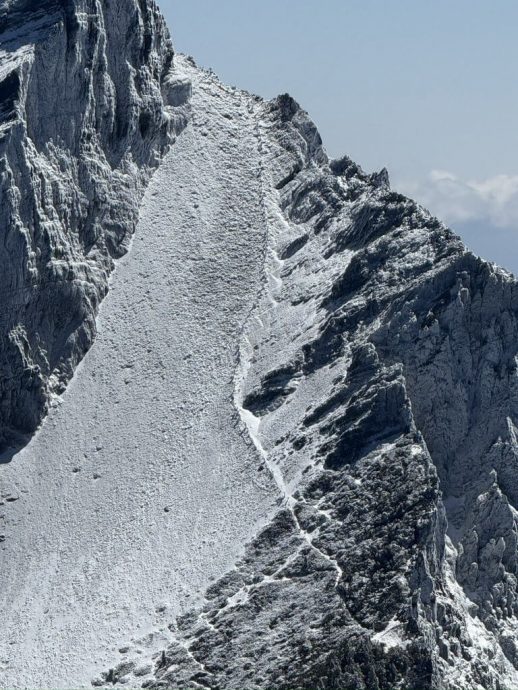 坠落380公尺深山谷 2人爬玉山遭雪掩埋