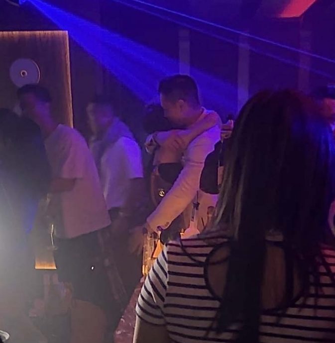 夜店连环搂女惹出轨疑云 胡杏儿老公沉默一天回应