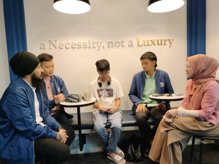*已签发* 全国:华男进食被穆掌掴案:柔州团结局局长给受害者空间