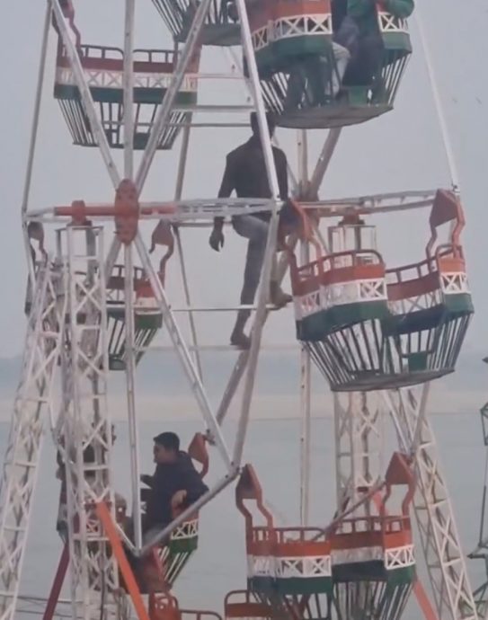 手动摩天轮敢坐吗? 印度游乐场刷新三观