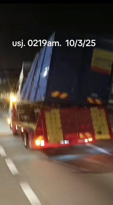 拖车载厢式罗里走大道 倾斜欲坠吓坏人