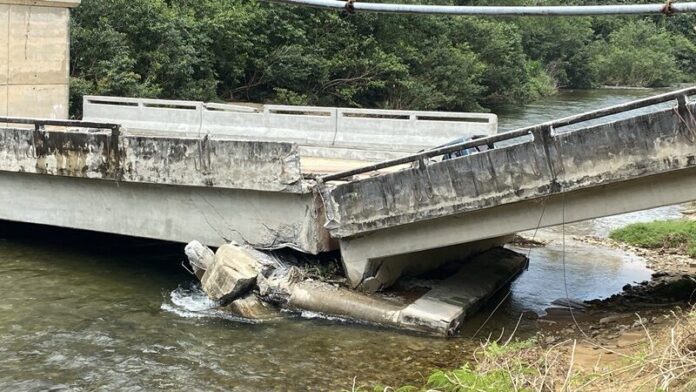 泰南陶公府桥梁坍塌 汽车摩托险坠河酿1死3伤
