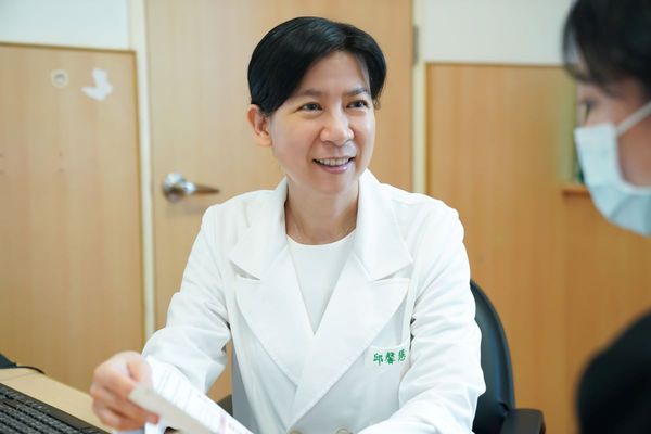 爱美男耳垂耳骨打洞 手痒一直摸耳洞生脓!
