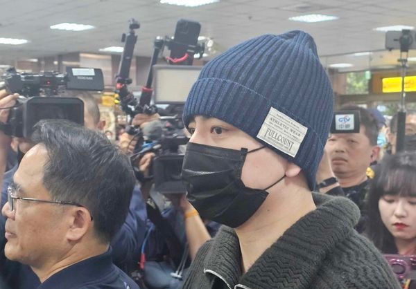 王大陆现身当兵! 抬手遮掩被包围