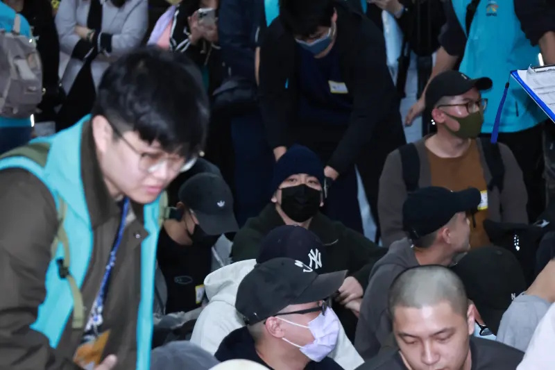 王大陆现身当兵! 抬手遮掩被包围