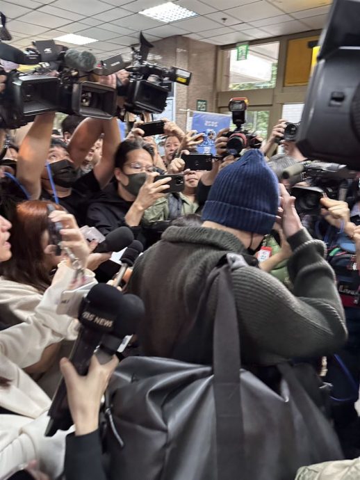 王大陆现身当兵! 抬手遮掩被包围