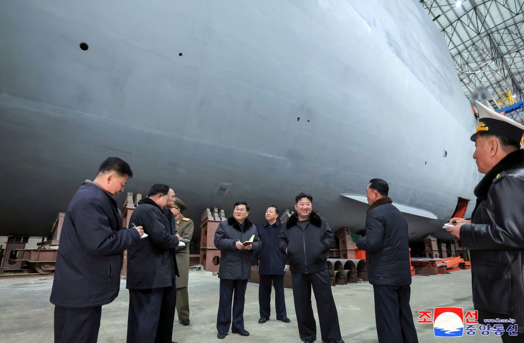 看世界) 金正恩视察造船厂 要求加强海军战力