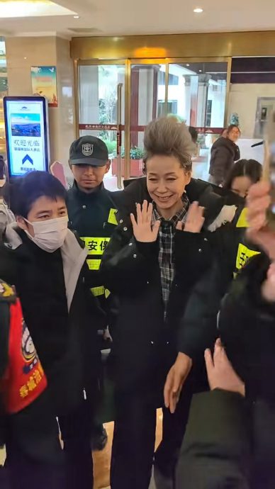 致敬梅艳芳还是COS哪吒? 叶童“扫把头”热爆《乘风》