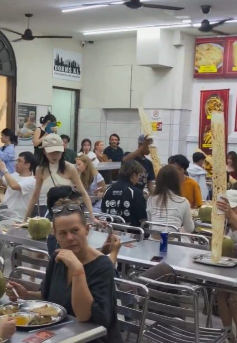 视频|一群中国游客涌到嘛嘛档 全部点一样的煎饼“打卡”