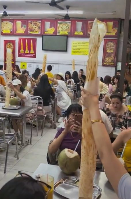 视频|一群中国游客涌到嘛嘛档 全部点一样的煎饼“打卡”