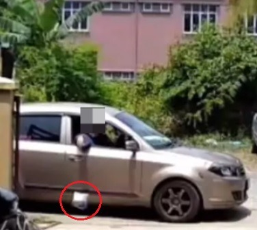 视频|不下车从车窗扔包裹进屋 同行骂:这么懒别做快递员!