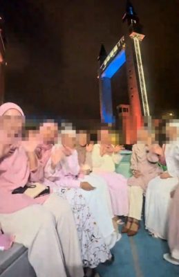 视频|为拍照脱掉救生衣? 女子游船河开斋用餐挨轰!