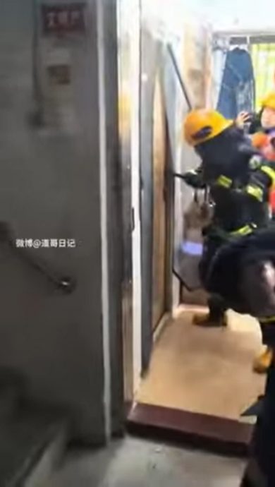 视频|女子高喊“救命”惊动邻居 消拯员破门后尴尬了
