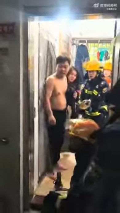视频|女子高喊“救命”惊动邻居 消拯员破门后尴尬了