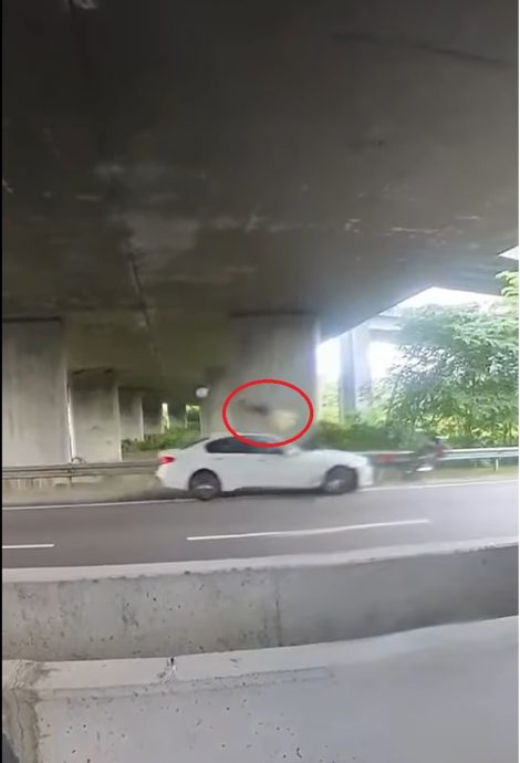 视频|骑士桥底路旁避雨 刚起步遭宝马撞飞