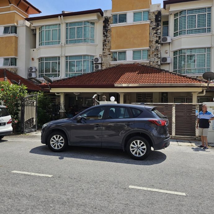 轿车堵门3小时 移车却姗姗来迟 女住户大怒“给她Saman罚款!”