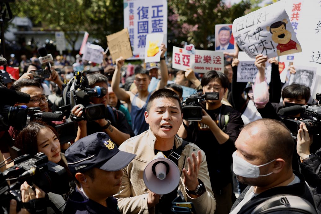 陆配亚亚拒离台 台内长:超过限期将强制离境 抗议民众包围呛滚回去