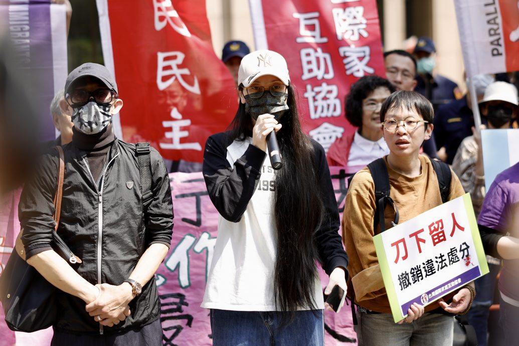 陆配亚亚拒离台 台内长:超过限期将强制离境 抗议民众包围呛滚回去
